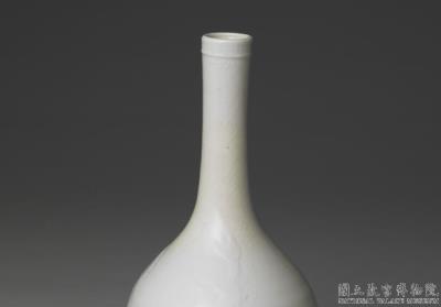 图片[2]-Gallbladder-shaped vase with fish and aquatic plants decoration in white glaze, Qing dynasty (1644-1911)-China Archive